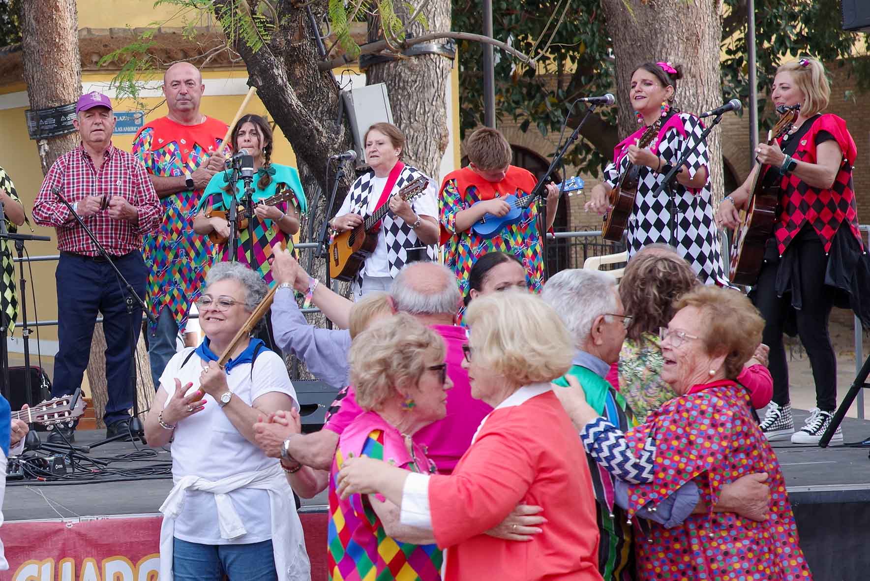 Rondalla tocando en la calle mientras el público baila — Voz de Tinaja, ZONA Fotografía